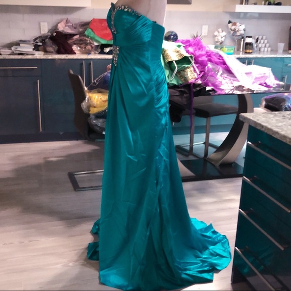 Satin gathered bodice with train - Picture 9 of 15